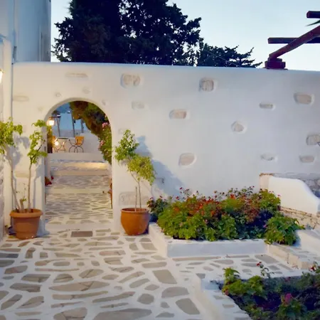 Tzane & - Steps Away From Golden Apartment