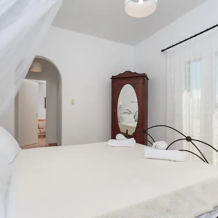 Apartment Tzane & - Steps Away From Golden *